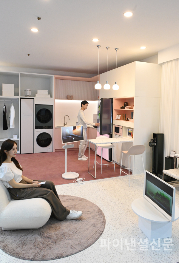 19일부터 3일간 서울 코엑스에서 열리는 월드IT쇼 2023에서 관람객들이 스탠바이미, LG 틔운 미니, 디오스 오브제컬렉션 6인용 식기세척기 등 LG전자의 다양한 가전 제품들을 체험하고 있다. (사진=LG전자)
