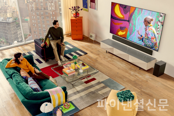 LG전자가 올레드 TV 10년의 기술 혁신으로 더 완벽해진 2023년형 올레드 TV를 본격 출시한다. 사진은 더 밝고 선명해진 LG 올레드 에보(OLED evo)가 집 안 공간에 배치된 모습. (사진=LG전자)