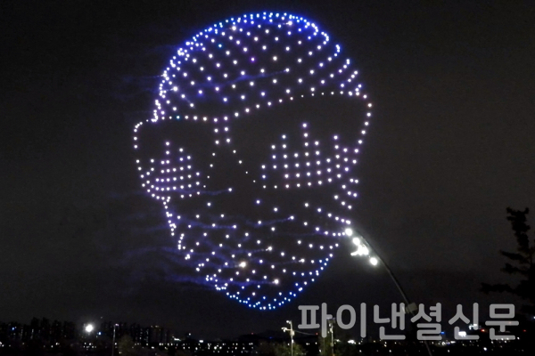 29일 늦은 오후 뚝섬한강공원 수변무대에서 567대의 드론이 공중에 커다란 얼굴을 표현한 모습. (사진=황병우 기자)