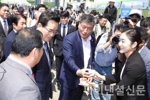 1일 오전 반포한강공원 '2023 대한민국 축산대전' 행사서 한돈자조금의 시식 푸드트럭 앞에서 정황근 농림부 장관(왼쪽 두번째)과 한돈자조금 손세희 위원장(왼쪽 세번째)가 시식행사에 참여하는 모습. (사진=황병우 기자)