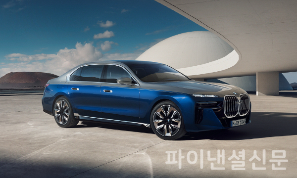 BMW 코리아가 15일부터 BMW 온라인 판매 채널인 ‘BMW 샵 온라인’을 통해 럭셔리 플래그십 세단 뉴 7시리즈의 BMW 인디비주얼 투톤 모델 사전 예약을 실시한다. (사진=BMW)