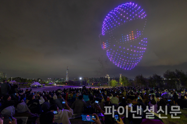 지난 4월 29일 서울페스타2023 개막식에서 서울 시민들이 'Feel the Real Seoul'를 주제로 진행된 드론쇼를 보며 감탄하고 있다. (사진=파블로항공)