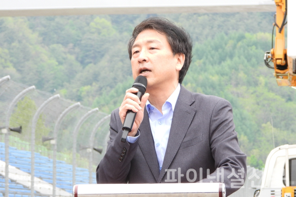 이승우 인제스피디움 대표가 7일 개회사를 통해 '2023 인제 마스터즈 시리즈' 대회 개막을 선언하고 있다. (사진=황병우 기자)