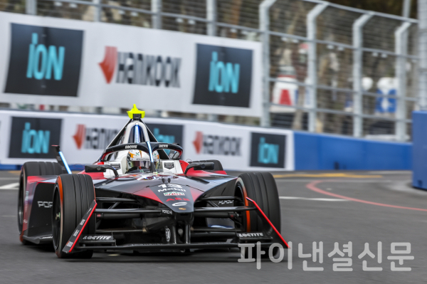 한국타이어가 공식 후원사로 활동하는 포뮬러 E의 ‘2023 줄리어스 베어 상파울루 E-PRIX’ 경기가 현지시간 25일 브라질에서 진행된다. 사진은 지난 2월 남아프리카공화국에서 펼쳐진 2023 케이프타운 E-PRIX 대회 현장 (사진=한국타이어)