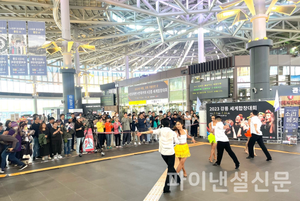 13일 강릉역에서는 '탱고 in 강릉'을 주제로 강릉 시립합창단과 시립교향악단, 댄스스포츠 선수 등이 출연해 합창과 함께 모던·라틴 댄스, 현악 4중주 등 11개의 다채로운 무대를 선보였다. (사진=코레일)