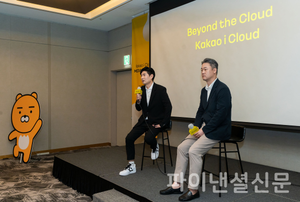 카카오엔터프라이즈는 16일, 삼성동 그랜드 인터컨티넨탈 호텔에서 카카오 i 클라우드의 비즈니스 전략 및 핵심 경쟁력을 소개하는 미디어 브리핑을 진행했다. 이경진 카카오엔터프라이즈 신임 대표이사 내정자(왼쪽)와 정주영 전무가 질의응답 세션에서 답변하고 있다. (사진=카카오엔터프라이즈)
