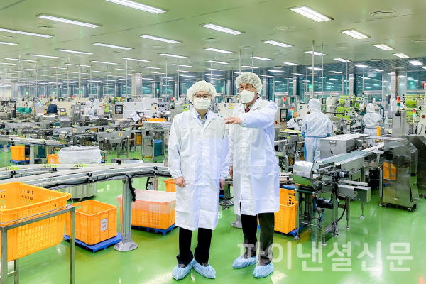 윤희성 수은 행장(사진 왼쪽)이 17일 중소·중견기업에 대한 금융지원 확대와 소통 강화를 위해 전남 신안군에 소재한 조미김 전문 제조·수출기업 신안천사김을 방문했다. 사진 오른쪽이 권동혁 신안천사김 대표이사. /사진=수은