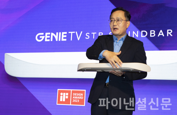 KT Customer부문장 강국현 사장이 '지니 TV 올인원 셋톱박스'를 소개하고 있다. (사진=KT)