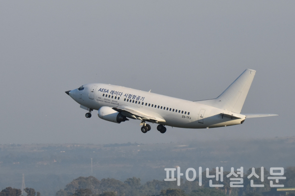 한화시스템과 국방과학연구소가 공동개발한 AESA레이다가 장착된 시험항공기(FTB)의 비행시험 모습 (사진=한화시스템)