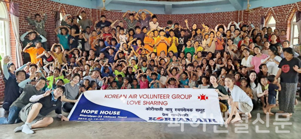 지난 15일~20일, 대한항공 사내봉사단 회원들은 네팔 치트완 지역 어린이보육원을 방문하여 시설 설치 및 교육 봉사활동을 펼쳤다. (사진=대한항공)