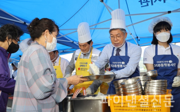 황병우 DGB대구은행장(사진 오른쪽 두 번째)을 비롯한 DGB동행봉사단원들이 지난 19일 달서구노인종합복지관에서 지역민들을 대상으로 '행복한 밥상' 무료급식 배식 봉사활동에 임하고 있다. (사진=DGB대구은행)