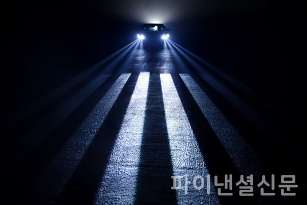 현대모비스가 개발한 'HD 라이팅 시스템'은 보행자의 안전사고도 능동적으로 예방할 수 있다. 외진 골목에서 카메라 센서가 보행자를 인식하고 차량이 멈추면 가상의 횡단보도를 도로에 띄워주는 방식이다. (사진=현대모비스)