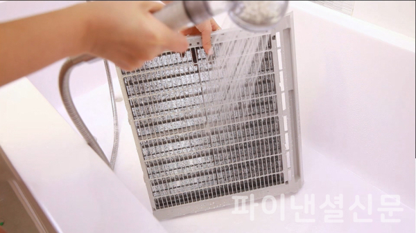 에어컨 자가점검 중 집진필터 세척 모습 (사진=삼성전자서비스)