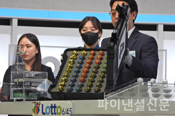 지난 10일 오후 로또 추첨 공개방송을 앞두고 경찰관이 참관한 가운데 추첨기에 들어가는 추첨볼을 엄격하게 검증하는 모습. (사진=황병우 기자)