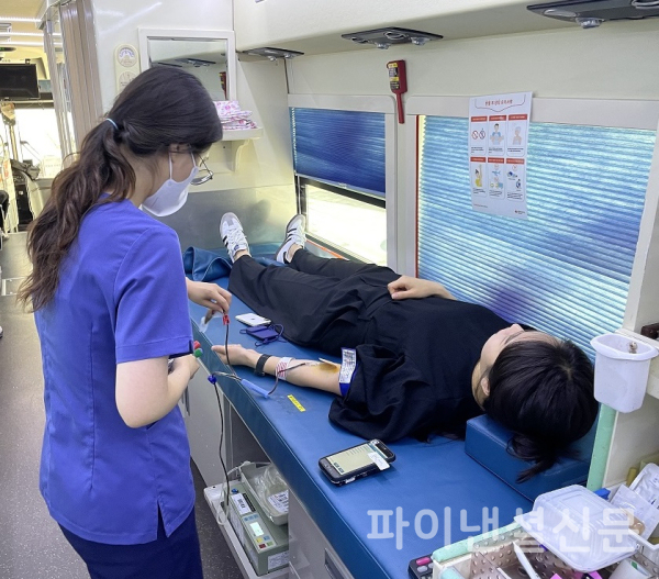 지난 12일 서울시 중구에 위치한 신한은행 본점에서 진행된 '2023 사랑의 헌혈 나눔' 캠페인에서 신한은행 직원이 헌혈에 참여하고 있다. (사진=신한은행)