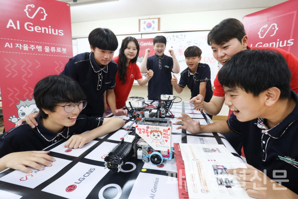 경북 영덕의 강구중학교 학생들이 LG CNS 'AI지니어스' 수업에서 AI 물류로봇을 만들고 있는 모습 (사진=LG CNS)