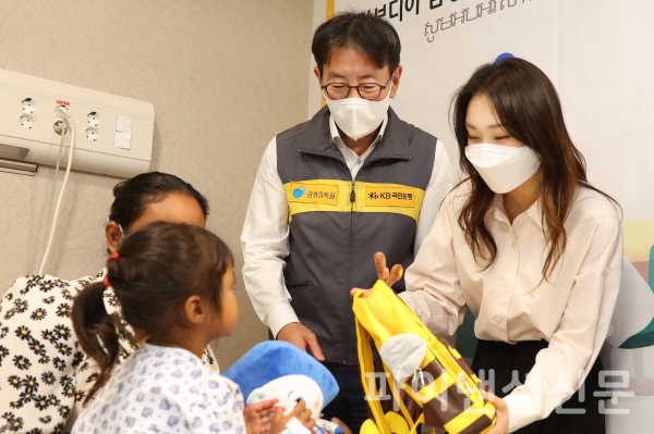 지난 15일 부천 세종병원에서 이재근 KB국민은행장(우측 2번째)과 최민정 KB금융그룹 후원 쇼트트랙 선수(우측 1번째)가 '캄보디아 심장병 어린이 의료지원' 을 통해 수술을 마친 아이들에게 선물을 전달하고 있다. /사진=국민은행