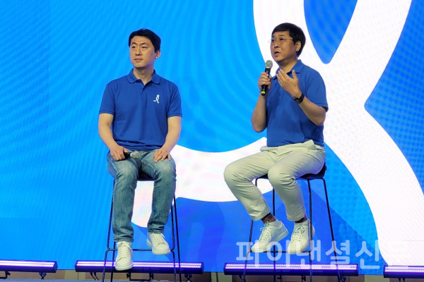 20일 오전 10시 서울 여의도 페어몬트 앰배서더 서울에서 열린 '인터파크트리플 비전 선포 미디어데이'에서 (왼쪽부터) 김종윤 야놀자클라우드 공동대표와 최휘영 인터파크트리플 대표가 기자단의 질의에 답하고 있다. (사진=황병우 기자)