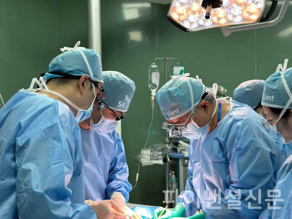 SK가 올해 베트남 꽝응아이에서 진행한 ‘베트남 얼굴기형 어린이 무료수술’ 행사에 참여한 의료진들이 수술을 진행하고 있다. /사진=SK