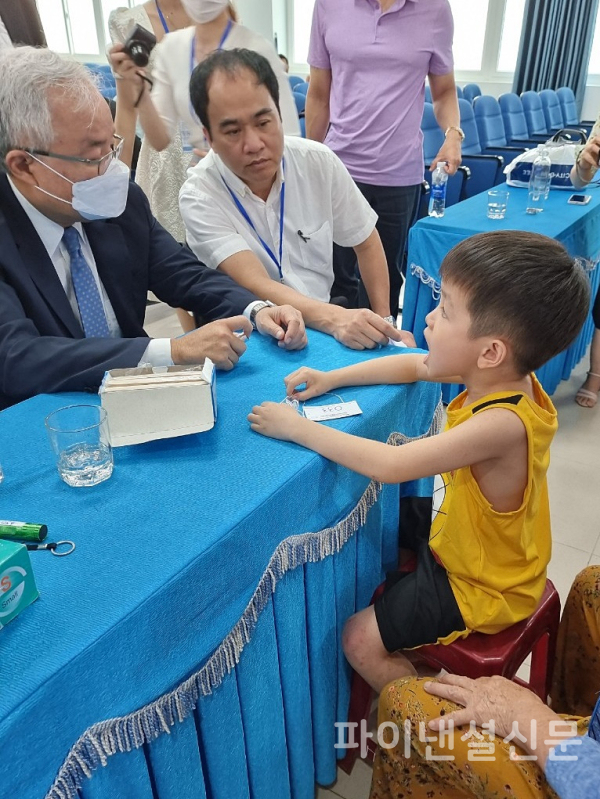 SK ‘베트남 얼굴기형 어린이 무료수술’ 행사에 참여한 백롱민 분당서울대병원 성형외과 교수가 베트남 어린이를 진료하고 있다. /사진=SK