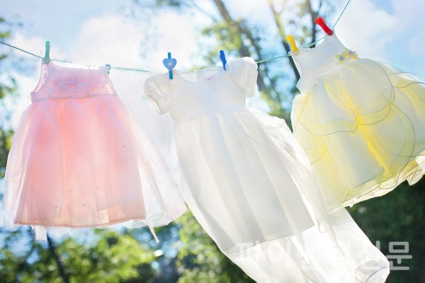 습기가 많은 장마철에는 세탁과 건조를 잘해야 의류를 보호할 수 있다. (사진=픽사베이)
