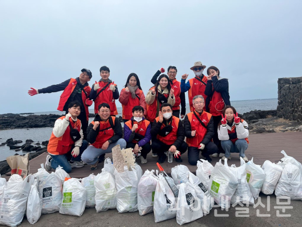 SK핀크스 구성원들이 해양 쓰레기를 수거하고 있는 모습 (사진=SK핀크스)