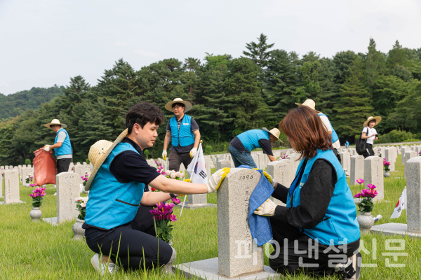 쿠팡풀필먼트서비스 임직원들이 호국보훈의 달을 기념해 묘역 단장 봉사활동을 하고 있다. (사진=쿠팡)