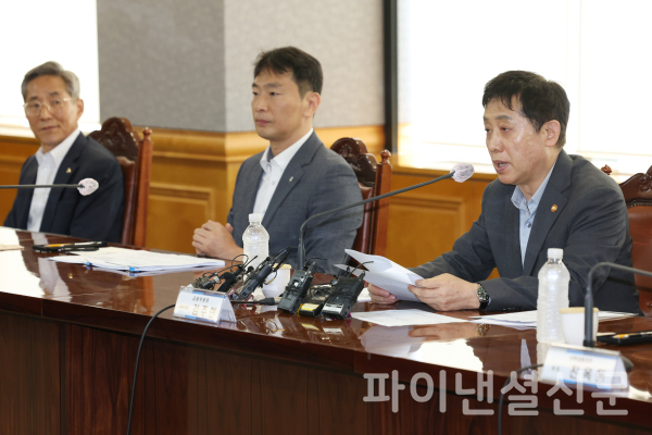 5일 은행회관에서 열린 금융위원회-금융감독원-은행 지주회장 간담회에서 김주현 금융위원장이 발언을 하고 있다. 왼쪽부터 윤종규 KB금융지주 회장, 이복현 금감원장. /사진=연합뉴스