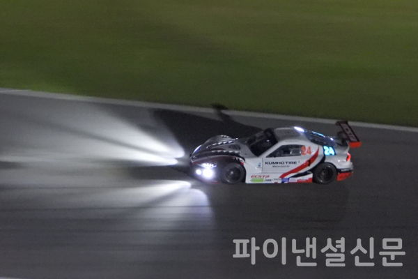 8일 밤 CJ대한통운 슈퍼레이스 챔피언십 4라운드 '인제 나이트 레이스'에서 엑스타 레이싱 이창욱 선수의 24번 경주차가 서킷을 질주하는 모습. (사진=황병우 기자)