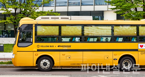 한국타이어가 통학 차량 운영 솔루션 및 공유 플랫폼 ‘옐로우버스’와 함께 ‘어린이 교통안전 캠페인’을 진행한다. 사진은 한국타이어 어린이 교통안전 캠페인 슬로건 부착 통학 차량 모습. (사진=한국타이어)