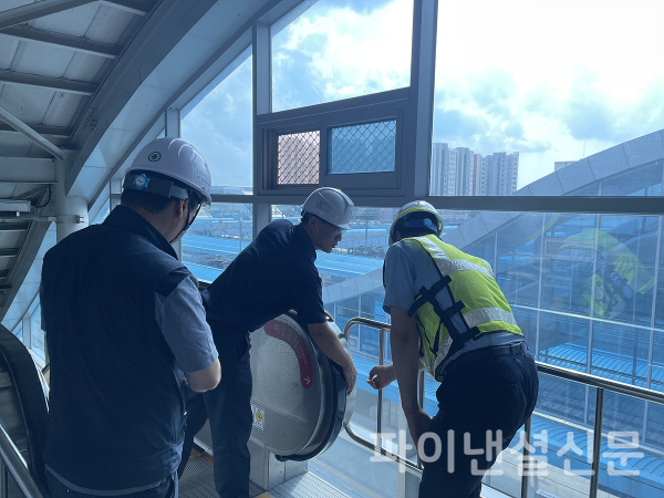 한국철도공사(코레일)가 한국승강기안전공단 등 관계기관과 함께 지난 10일 광주송정역에서 승강기 안전장치를 점검하고 있다. (사진=코레일)