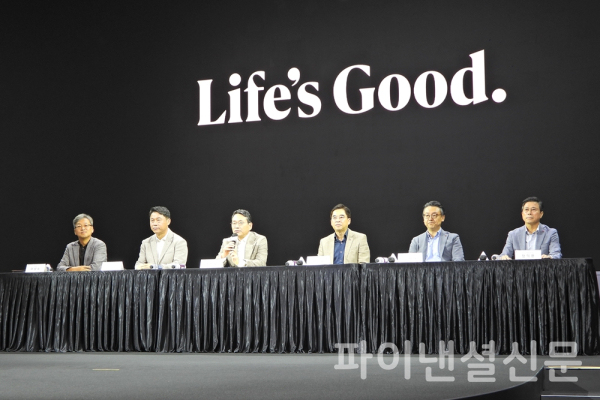 12일 서울 마곡 LG사이언스파크에서 개최된 기자간담회에서 (왼쪽부터) CSO 이삼수 부사장, H&A사업본부장 류재철 사장, CEO 조주완 사장, HE사업본부장 박형세 부사장, VS사업본부장 은석현 부사장, BS사업본부장 장익환 부사장 등이 기자단의 질의에 답변하고 있다. (사진=황병우 기자)