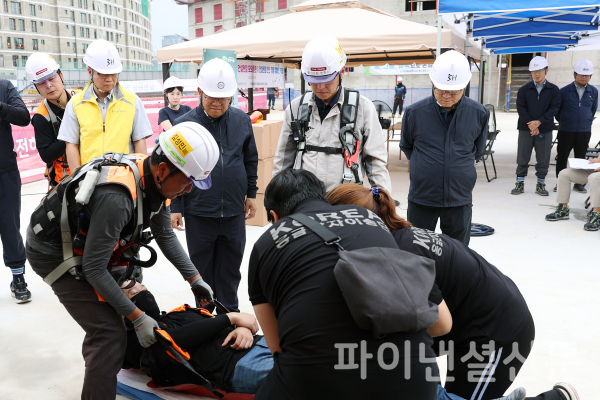 지난 12일 김헌동 사장을 비롯한 임직원들이 폭우 및 폭염 대비 모의훈련 및 안전·청렴 캠페인을 진행하고 있다. (사진=SH공사)