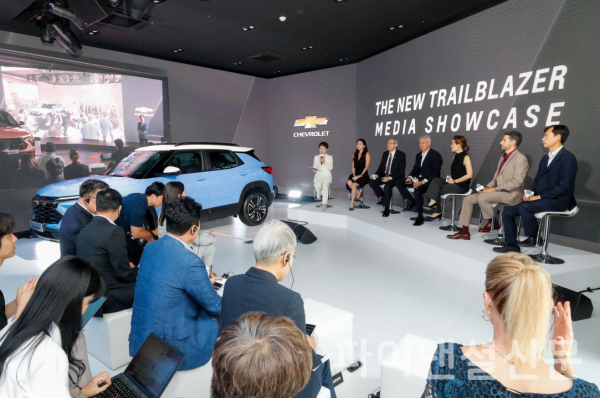 (왼쪽부터) 'THE NEW TRAILBLAZER' 미디어 쇼케이스 Q&A 세션에서 답변 중인 윤명옥 GM 한국사업장 홍보부문 전무, 정정윤 최고마케팅책임자(CMO), 구스타보 콜로시 GM 한국사업장 영업•서비스 부문 부사장, 로베르토 렘펠 GM 한국사업장 사장 겸 CEO, 황보영 GM 디자이너(상무), 호돌포 캄포스 차량성능개발총괄, 고진 GM 글로벌 제품 기획 수석 엔지니어(전무) (사진=쉐보레)