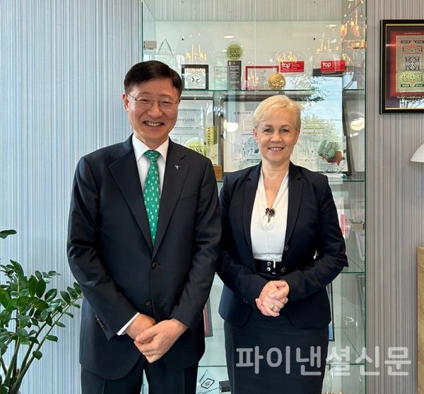 (사진 왼쪽부터) 이승열 하나은행장과 비에타 다쉰스카 무시즈카(Ms. Beata Daszyńska-Muzyczka) BGK 은행장이 지난 13일(현지시간) 폴란드 바르샤바에 있는 BGK 본점에서 양행의 글로벌 IB 사업 분야에 대한 협력 방안 논의를 마친 뒤, 함께 기념 촬영을 하고 있다. (사진=하나은행)