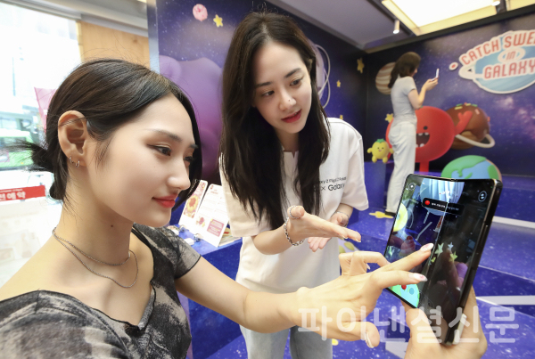 KT가 8일부터 전국 KT 매장 및 공식 온라인몰 KT Shop에서 삼성전자 ‘갤럭시 Z 폴드5∙플립5 사전 개통을 시작한다. 사전 예약한 고객 대상으로 우선 개통이 시작된다. 공식 출시는 11일이다. 사진은모델이 KT플라자 홍대 애드샵플러스점 S존에서 KT ‘갤럭시 Z 폴드5∙플립5’를 체험하는 모습 (사진=KT)