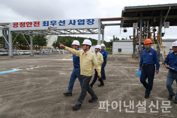 석유공사 김동섭 사장이 동해 비축기지 현장을 점검하고 있다. /사진=석유공사