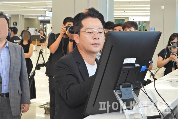 개그맨 김준호가 9일 서울 강서구 김포국제공항 국내선 청사에서 열린 '찾아가는 모바일 운전면허증 무료 발급 행사'에서 모바일 운전면허증을 발급받고 있다. (사진=황병우 기자)