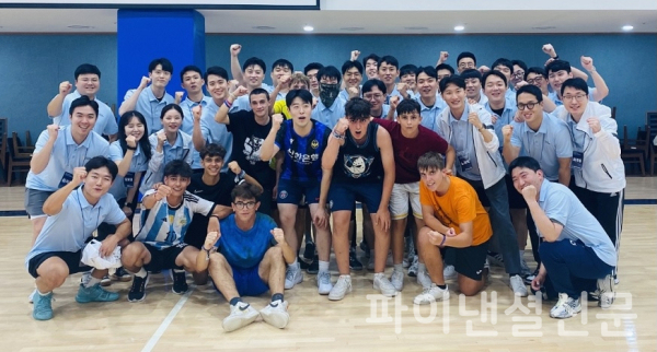 경기도 기흥 소재 신한은행 연수원 '블루캠퍼스'에 머물고 있는 스페인 잼버리 대원들과 신한은행 신입직원 연수원생들이 농구 경기 후, 다함께 모여 기념 촬영을 하고 있다. (사진=신한은행)