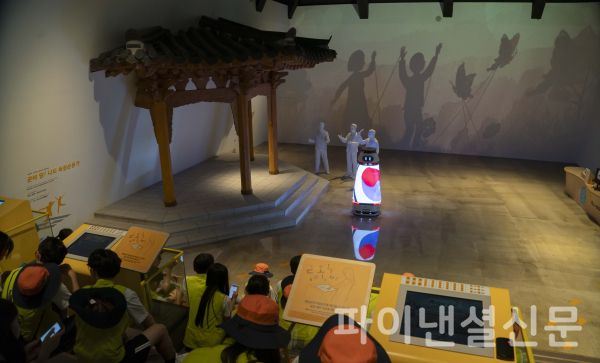 SKT의 AI 미디어 로봇이 독립기념관에서 행사를 진행하는 모습 (사진=SKT)