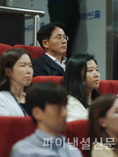 이석용 NH농협은행장(사진 맨 뒷줄)이 지난 17일 본사에서 열린 '생성형 AI 시대의 변화와 기회' 특강을 직원들과 함께 듣고 있다. (사진=NH농협은행)