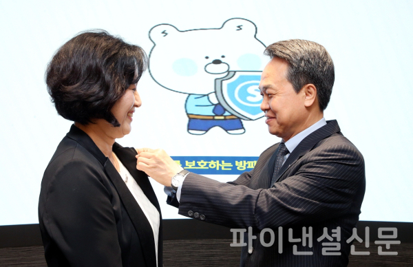 진옥동 신한금융그룹 회장(사진 오른쪽)이 지난 18일 서울 중구 신한금융 본사에서 열린 '소비자보호를 위한 전략 선포식'에서 박현주 신한금융지주 부사장에게 소비자보호 뱃지를 달아주고 있다. (사진=신한금융그룹)