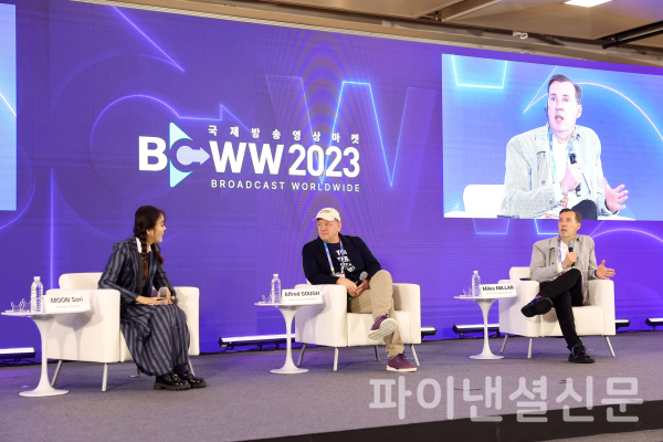 BCWW 2023의 콘퍼런스 특별 세션 2 넷플릭스 오리지널 '웬즈데이(Wednesday)' 대담을 하는 모습. (좌) 문소리 아나운서, (중) 알프레드 고프 (ALFRED GOUGH), (우) 마일즈 밀러 (MILES MILLAR) (사진=콘진원)