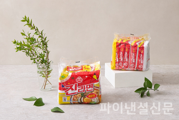 '플렉소' 인쇄 설비로 제조한 친환경 포장재의 진라면 봉지면 (사진=오뚜기)