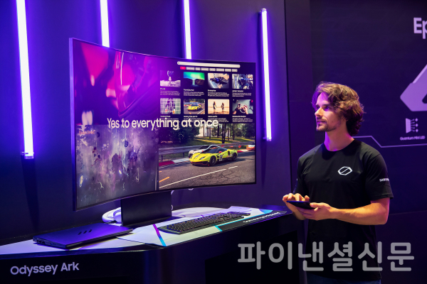 삼성전자 모델이 독일 쾰른에서 열린 '게임스컴 2023'에서 오디세이 아크를 소개하고 있다. (사진=삼성전자)