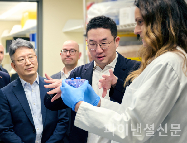 구광모 LG 회장이 현지시간 21일 미국 보스턴의 다나파버 암 센터를 방문해 세포치료제 생산 시 항암 기능을 강화시킨 세포를 선별하는 과정에 대한 설명을 듣고 있다. /사진=LG