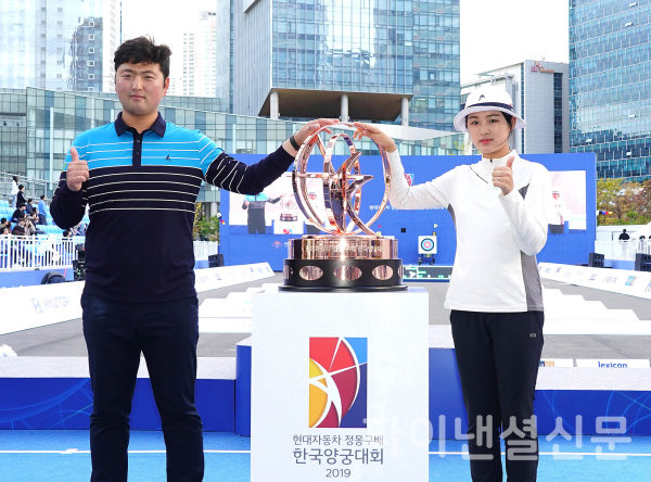 지난 현대자동차 정몽구배 한국양궁대회 2019 우승자 김우진(왼쪽), 김나리(오른쪽) (사진=양궁협회)