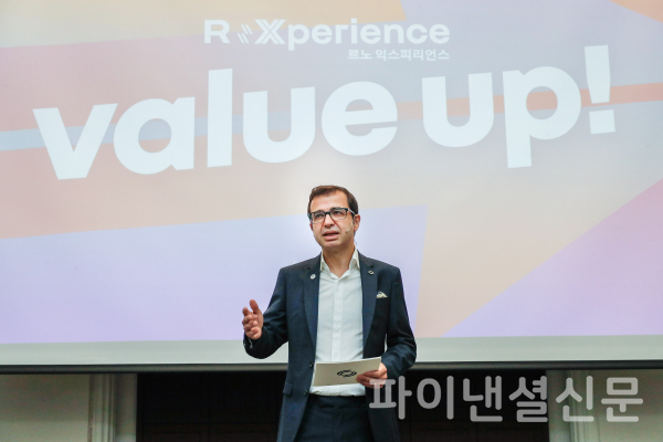 31일 '르노 익스피리언스' 간담회에서 발표하고 있는 르노코리아 스테판 드블레즈 사장 (사진=르노코리아)