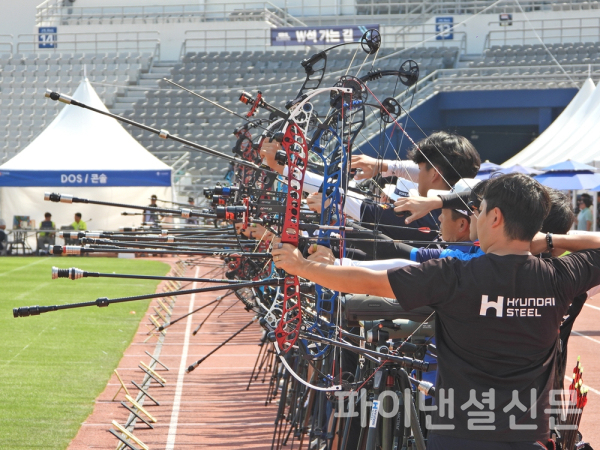 1일 오후 '현대자동차 정몽구배 한국양궁대회 2023' 대회 둘째 날 남자 컴파운드 32강 경기에 출전한 선수들이 활시위를 당기고 있다. (사진=황병우 기자)