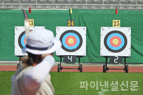 1일 오후 '현대자동차 정몽구배 한국양궁대회 2023' 대회 둘째 날 여자 리커브 32강 경기에 출전한 선수의 활이 25번 과녁 노란부분에 꽂히고 있다. (사진=황병우 기자)